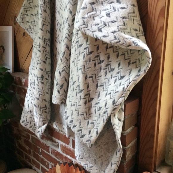 SOLD Amazing Lord & Taylor poncho! - Picture 4 of 7